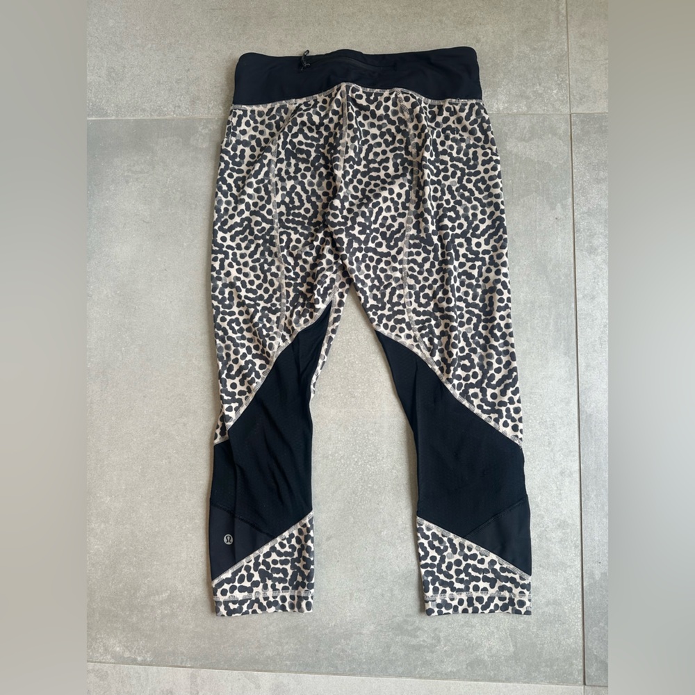 lululemon athletica Black and Cream Leopard Print Leggings capri crop size 6